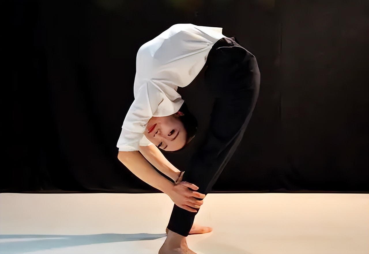 小姑娘柔术各种高难度动作,世界公认第一柔术美女