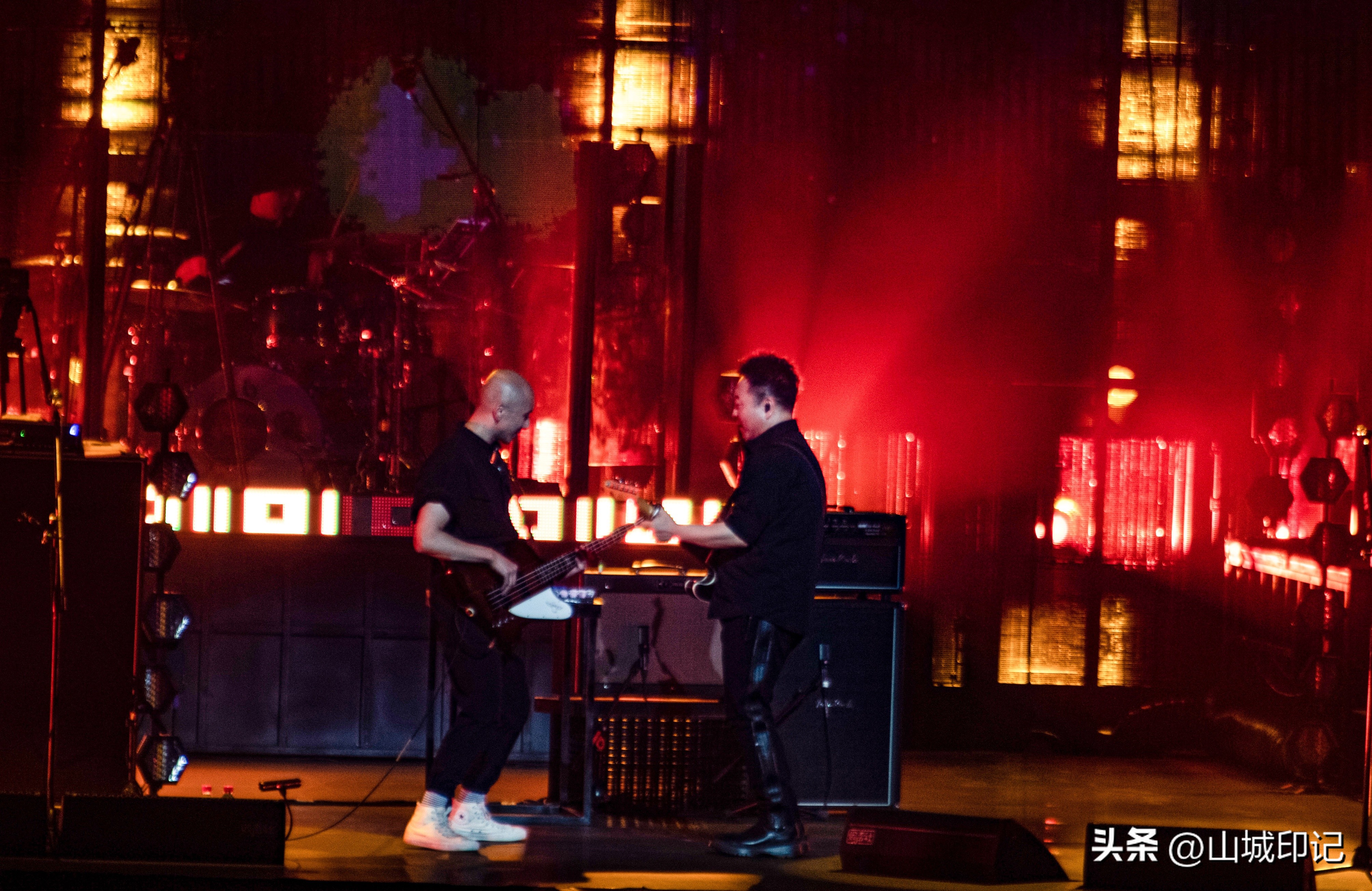 许巍无尽光芒演唱会重庆站故乡,归来依旧少年完整视频