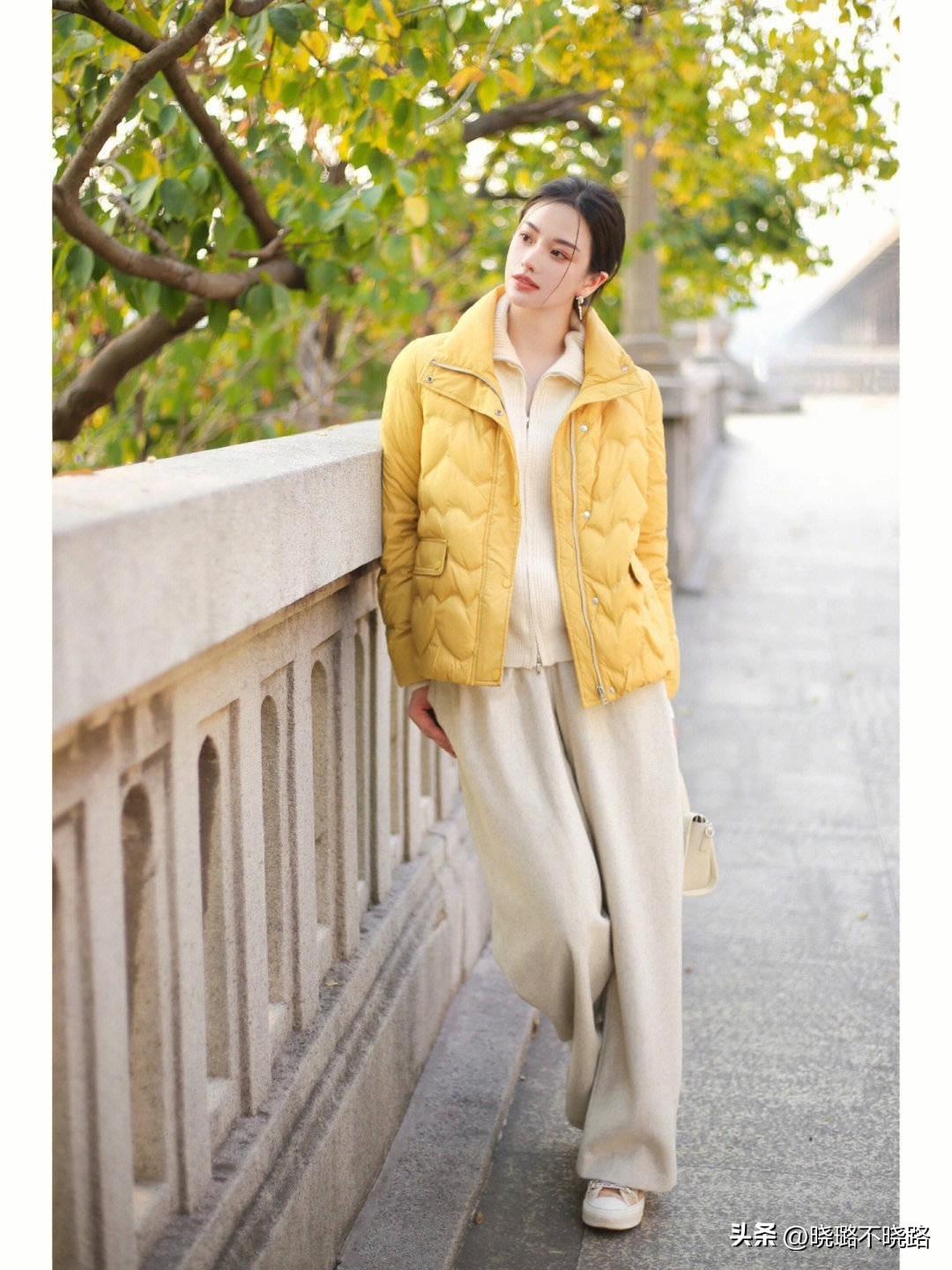 穿中款羽绒服搭配什么裤子,日常穿羽绒服搭配什么裤子好看