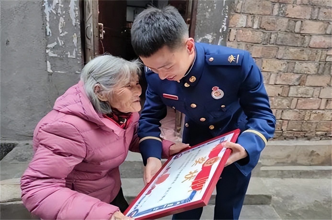 24岁小伙与85岁老人拍婚纱照,小伙子与八旬老太婚纱照