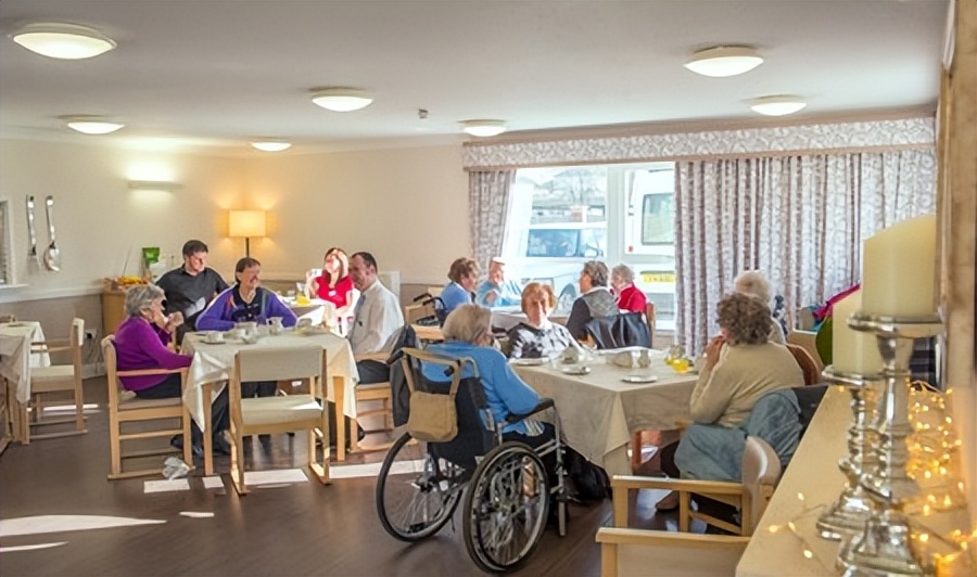 14年前，英国十三岁男孩“喜当爹”！生下一女后，后来怎么样了？