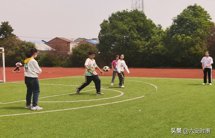 快乐足球追逐梦想放飞未来,小学足球俱乐部足球训练