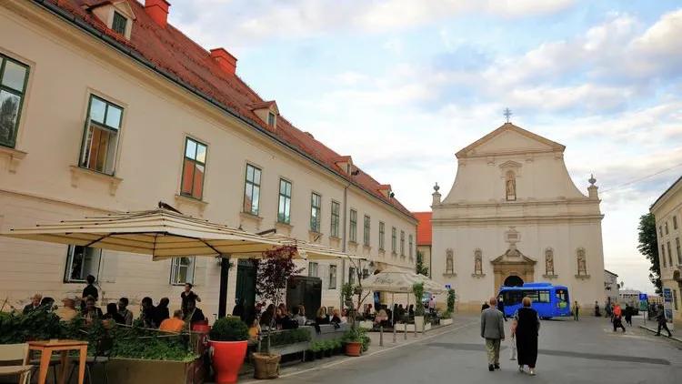 世界足球强国，有地球之眼、海景沙滩、城堡宫殿，中国九寨沟美景