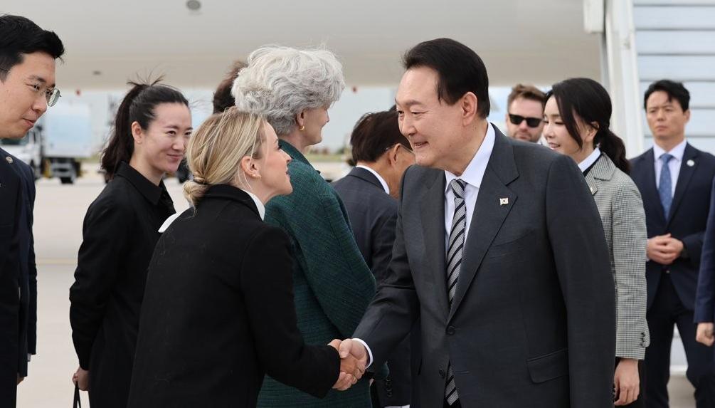 韩国第一夫人用美貌为老公撑门面！穿收腰西装出访加拿大，超拉风