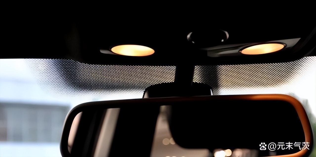 情侣在网约车上演爱爱，坐垫上满是水渍，网友直呼辣眼睛！