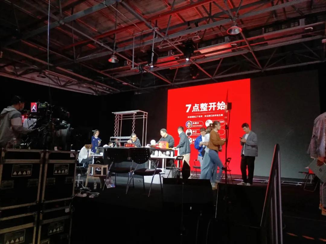 老罗直播带货到底赚了多少钱,老罗还4亿债务是靠直播带货吗