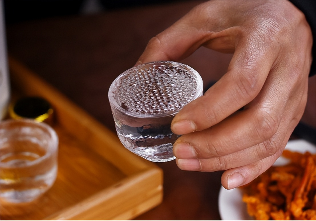 同样是酒茅台为什么这么贵,烟酒店和超市的酒有区别吗