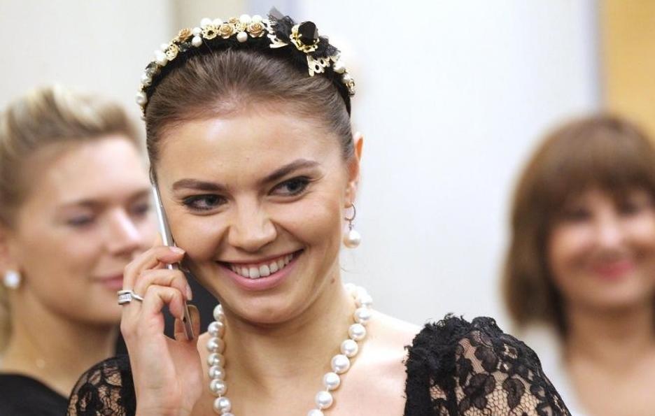 普京和体操女运动员卡娃视频,普京和体操冠军卡巴耶娃互动