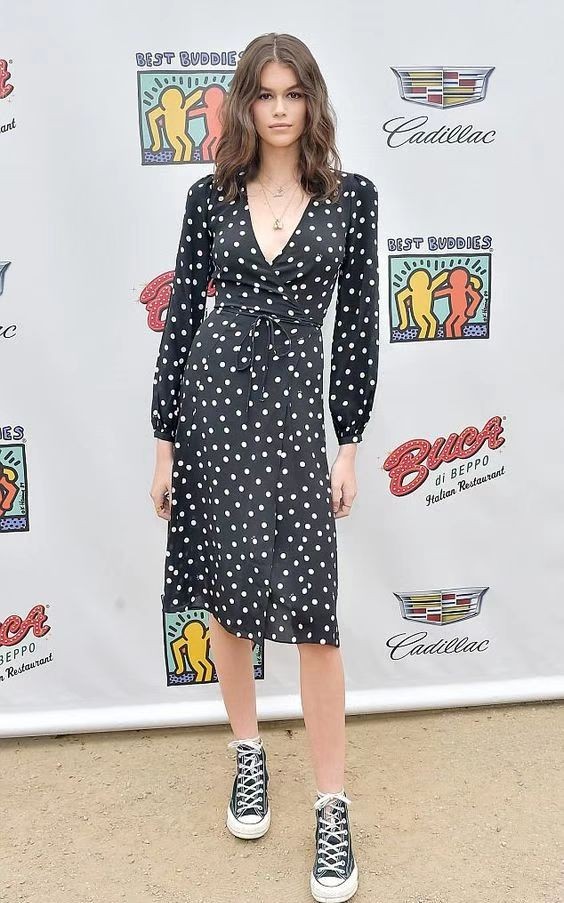 裙子小白鞋夏季,小白鞋帆布鞋怎么搭配裙子