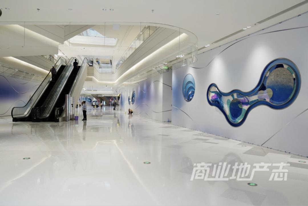 为了提升观察海口万象城的本地化视角,我在海口住了一整周