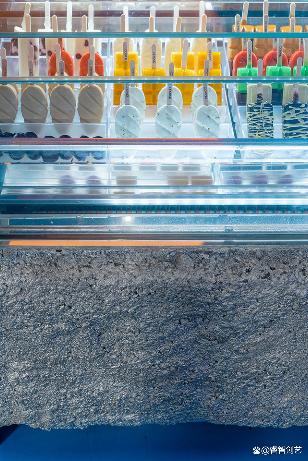 置身月光海洋下品尝甜点——西班牙蓝色冰淇淋店「Brando」