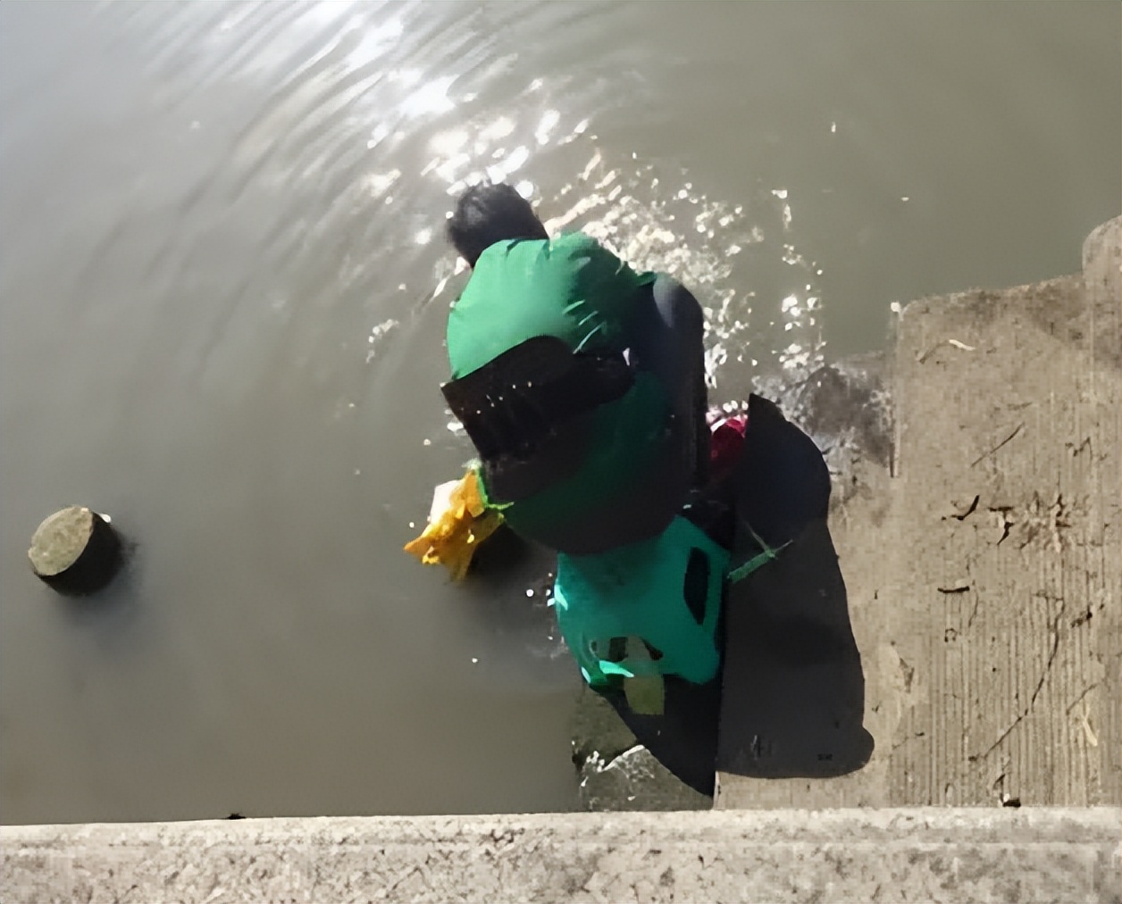 农妇洗衣服,农妇河边洗衣服引争议