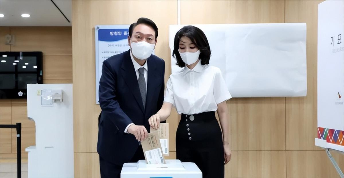 49岁韩国新第一夫人真接地气！穿7千的迪奥鞋遛狗，明星脸火出圈