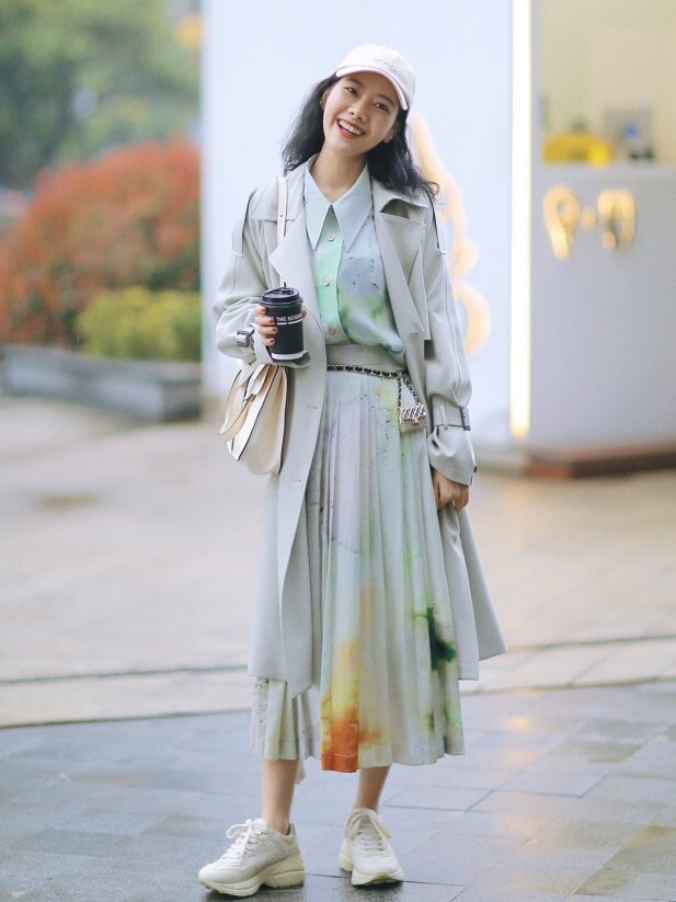 中款风衣怎么搭配鞋子和裤子好看,穿风衣搭配什么裤子什么鞋子