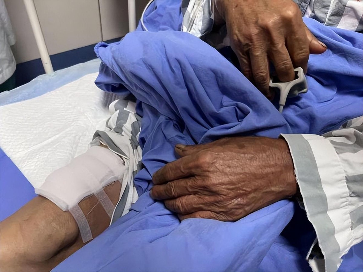 广西老汉惹怒眼镜王蛇,两招捡回一条命,路遇毒蛇该如何自救?