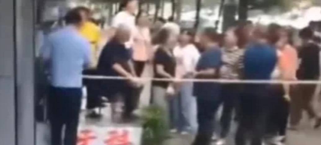 深夜突发：收费太高，一女子把医生“抹脖子”后割腕自杀