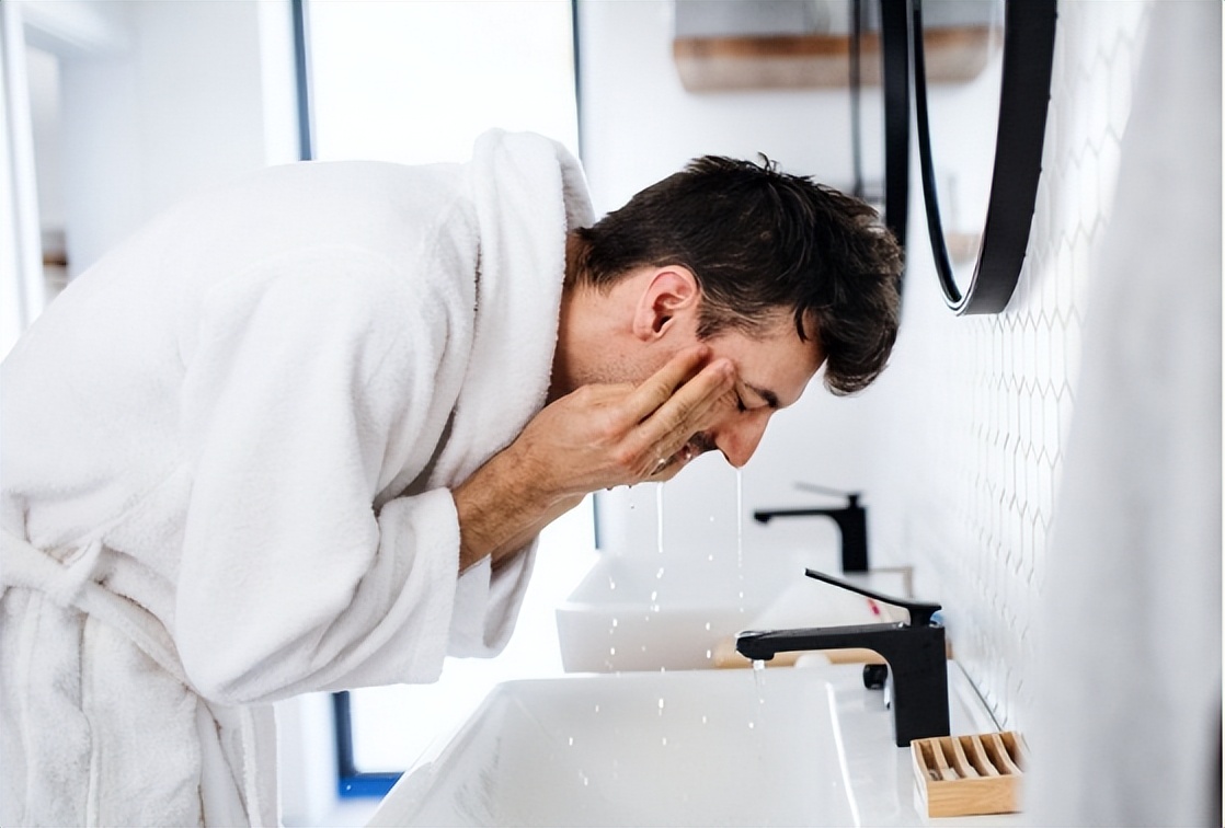 为什么人老了后容易出现老人味,人老为什么有老年味