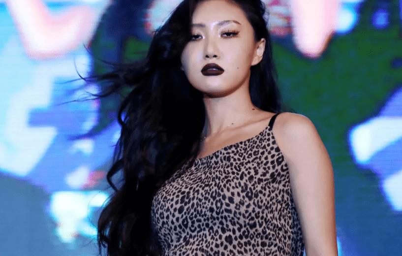 原创曝华莎演出淫乱罪被传唤，下蹲抚摸私密，恐判刑1年罚款500W