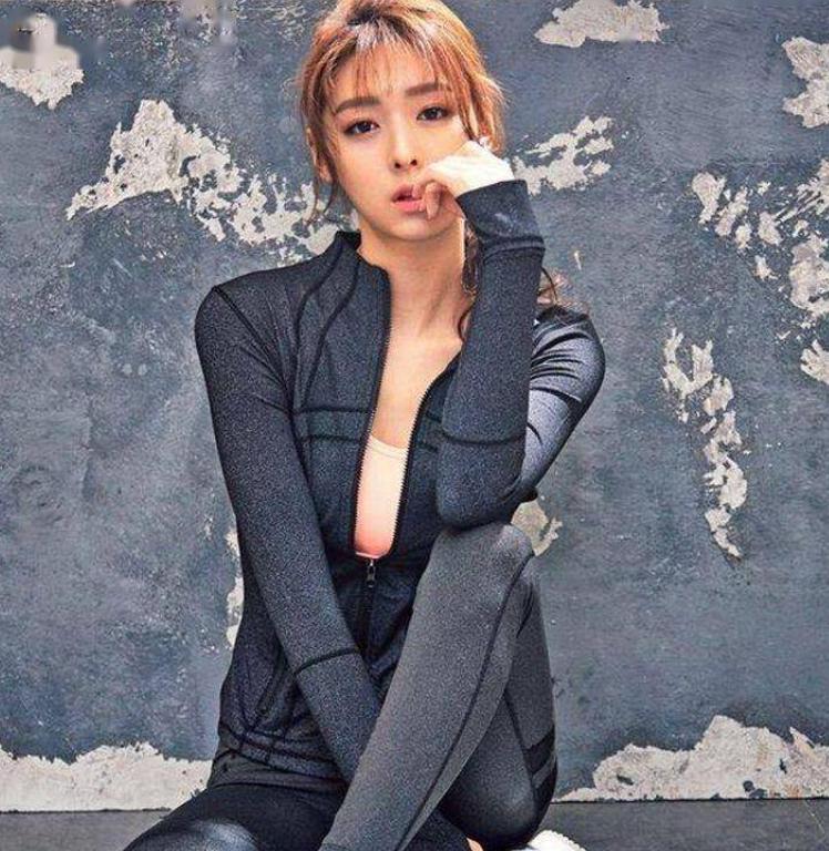 火爆时尚！明星茱莉亚身穿“瑜伽服”成时髦新宠，美感飙升又显瘦