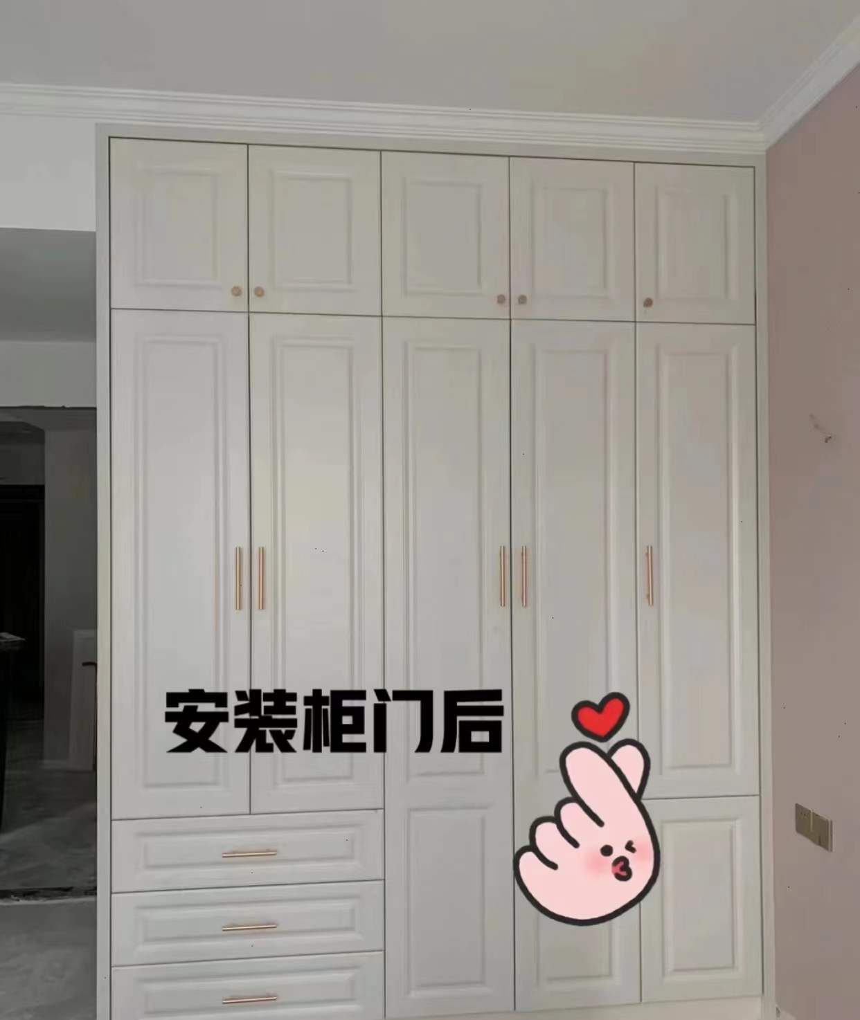 木工打柜子跟定制对比哪个实用,装修是定制柜子好还是木工现场做