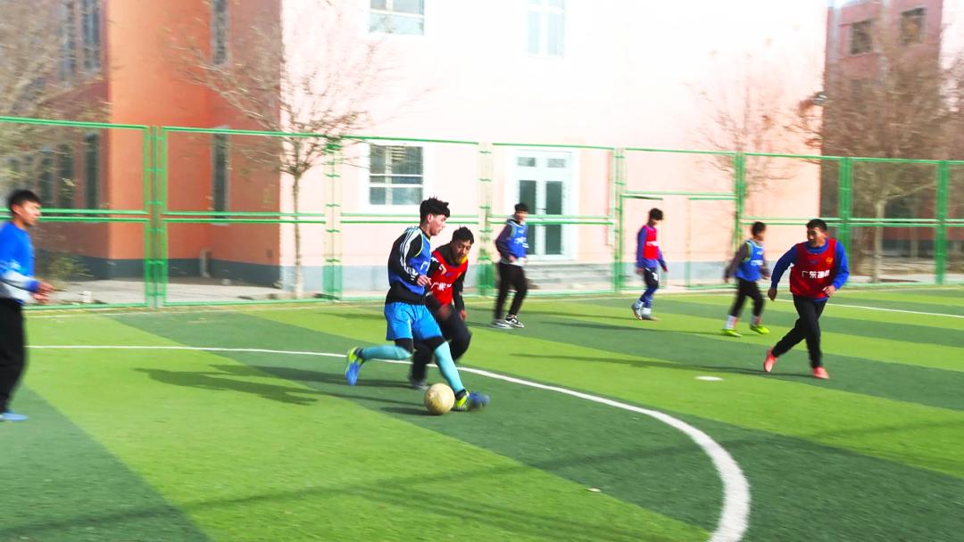 乒乓球运动员为国足加油,伽师加油