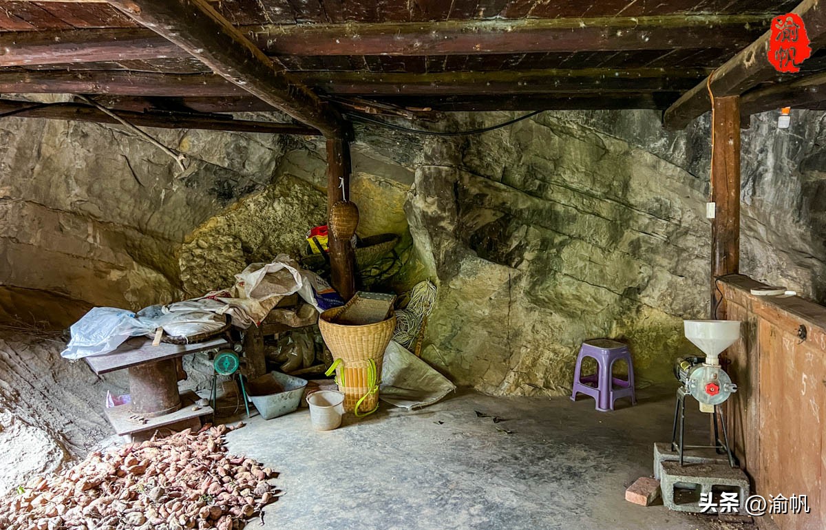 重庆深山悬崖上发现辉煌建筑房屋,重庆大山悬崖峭壁发现千年古房子