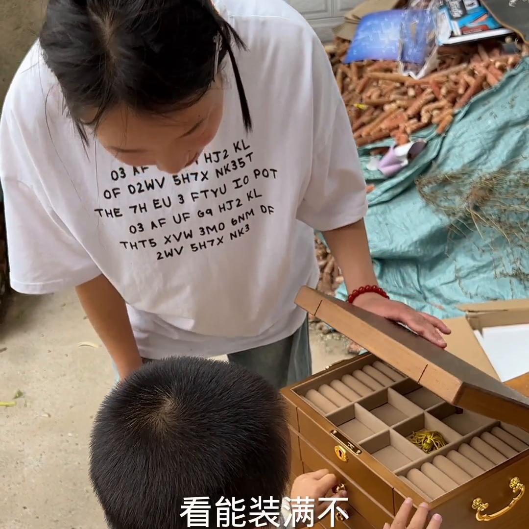 媳妇这几天因为家里的事闷闷不乐的，我给她准备个礼物开心...