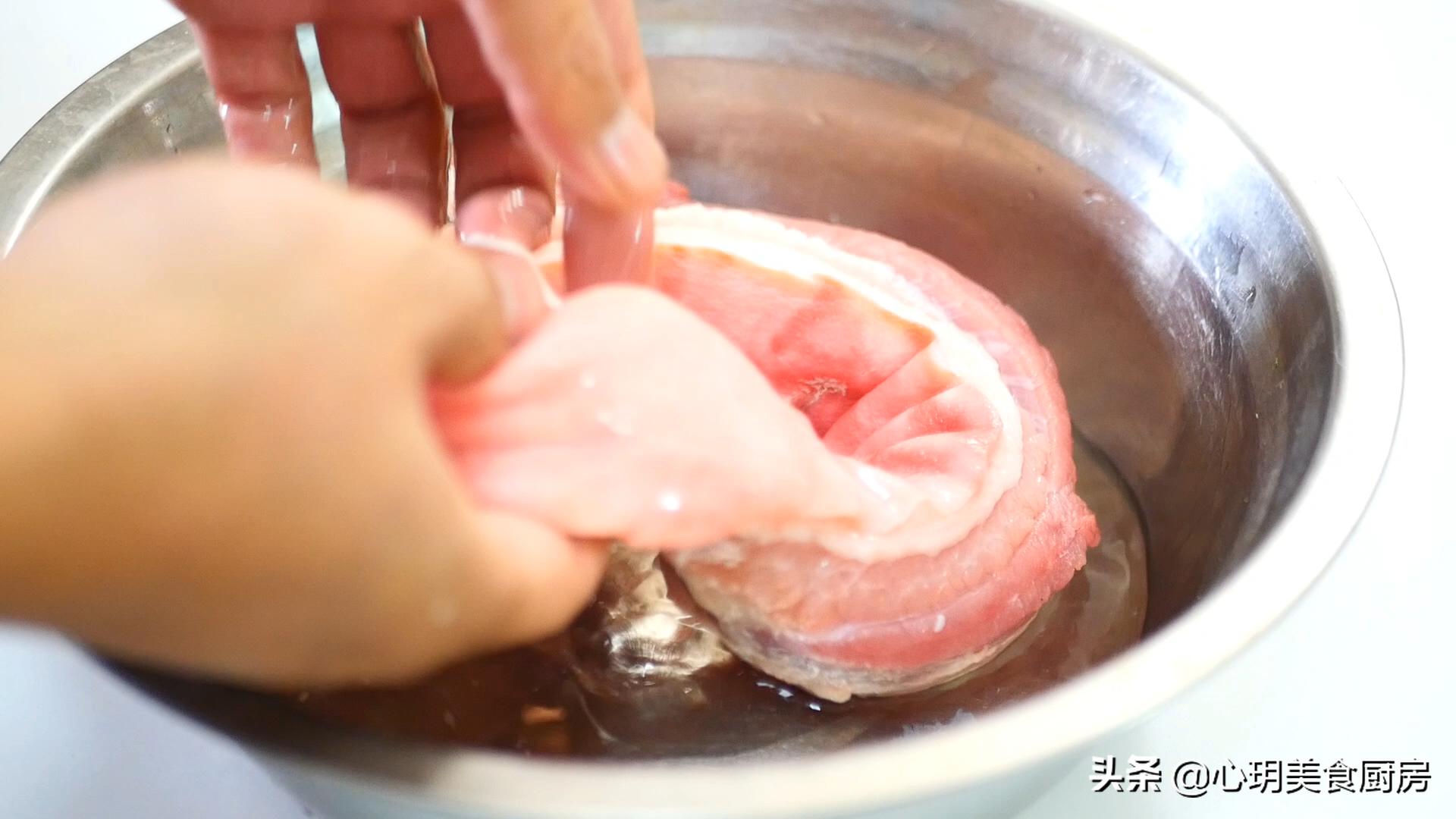 五花肉直接放水里煮一个小时,五花肉直接放酱油中泡2天