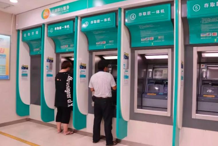 2021年，89岁老人取4000元，回家少了一半，民警调查发现暖心真相