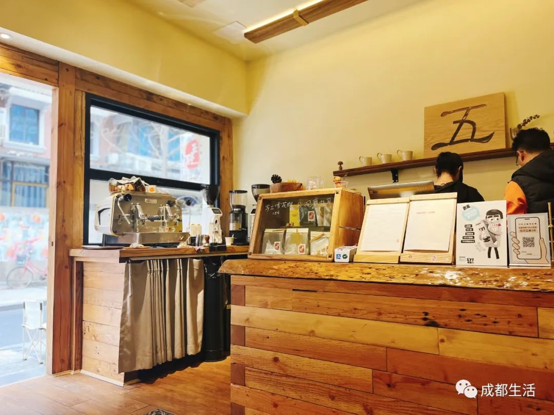 12条时髦老街，长满晒太阳的成都人