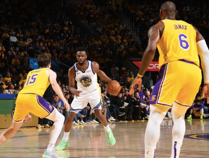 曝枸杞哥维金斯左肋骨软骨骨折疑受伤一幕曝光空中被詹皇推倒