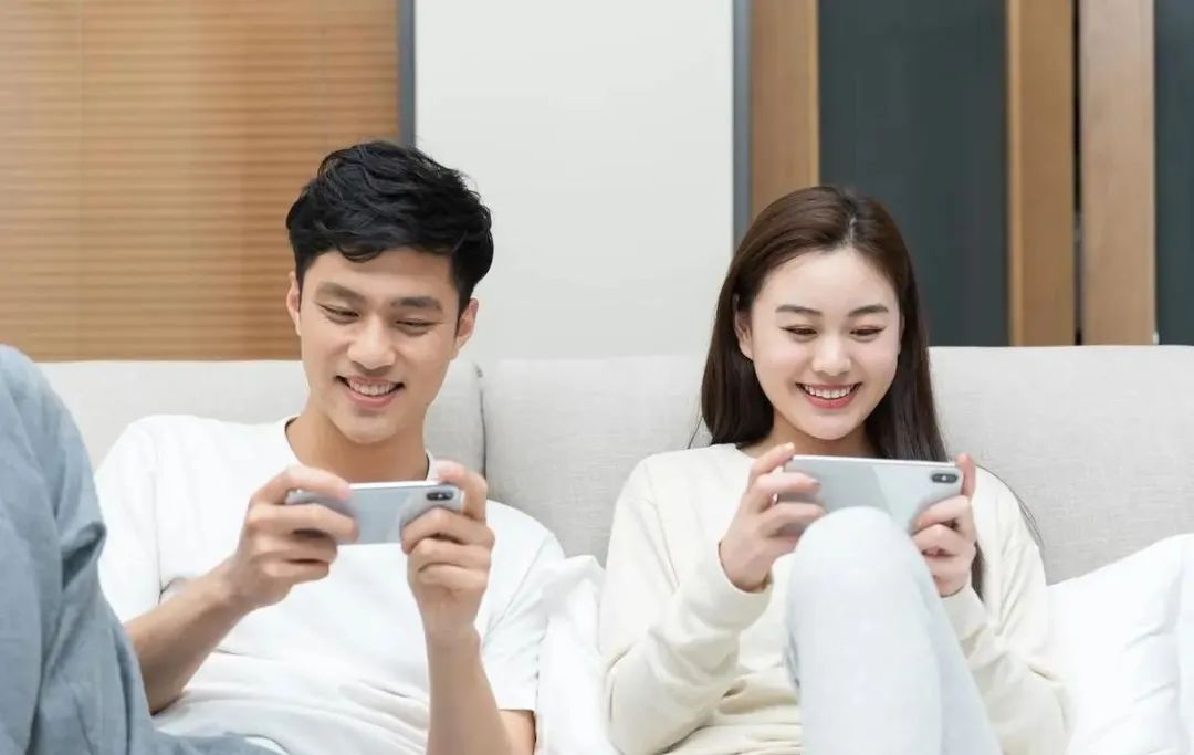 手机放桌上为什么屏幕要向下,为什么放手机屏幕要朝下