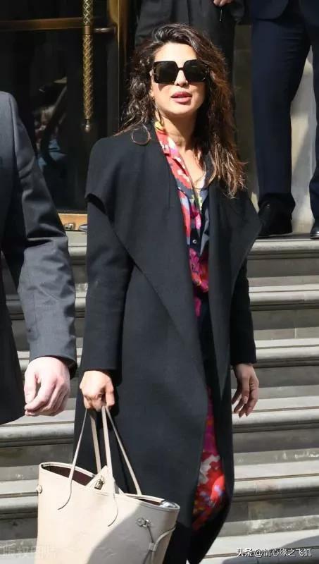 朴雅卡乔普拉格纹裙 (朴雅卡乔普拉图时装照)