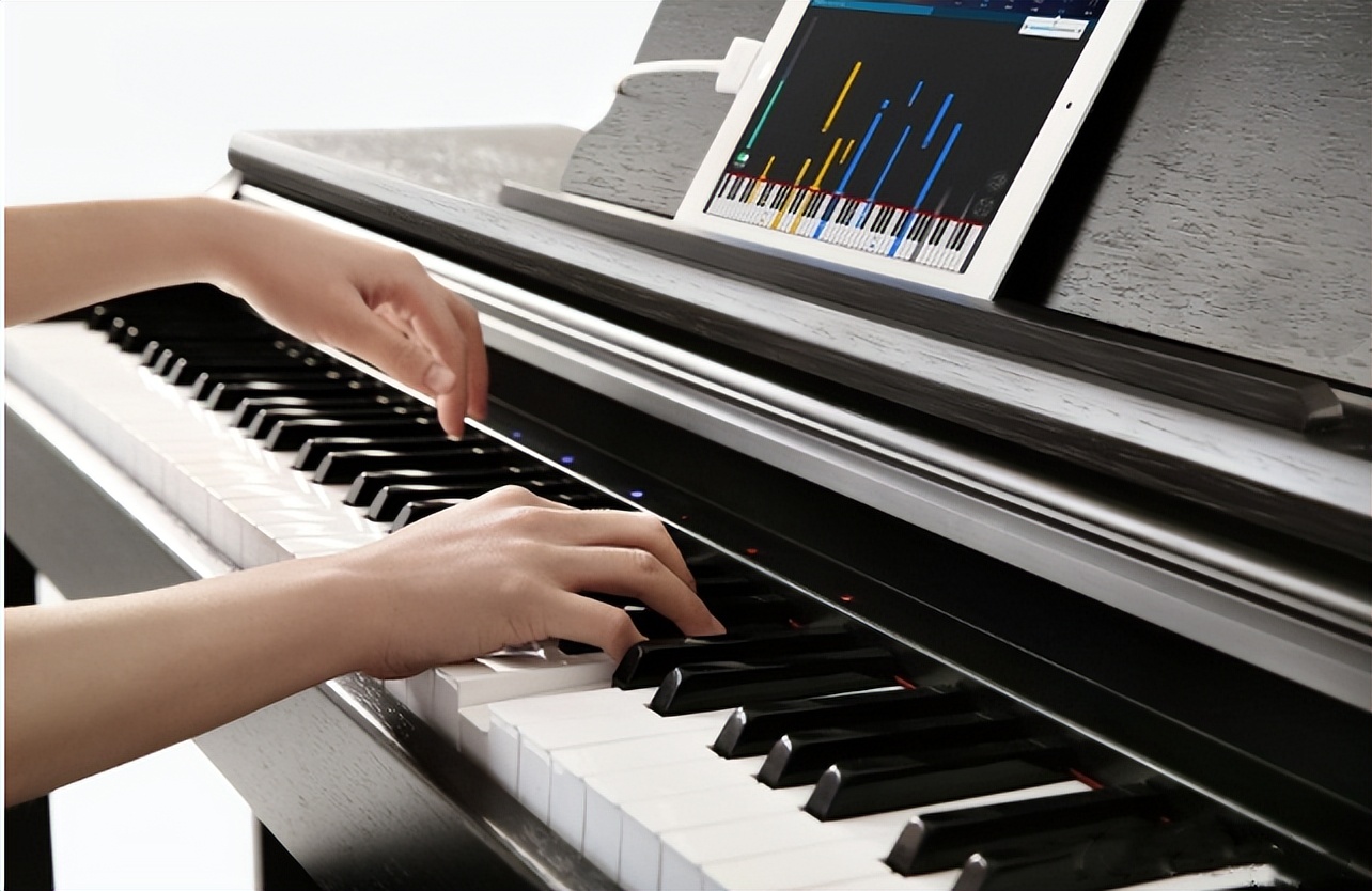 初学钢琴的体验,初学者买电钢琴好还是钢琴好