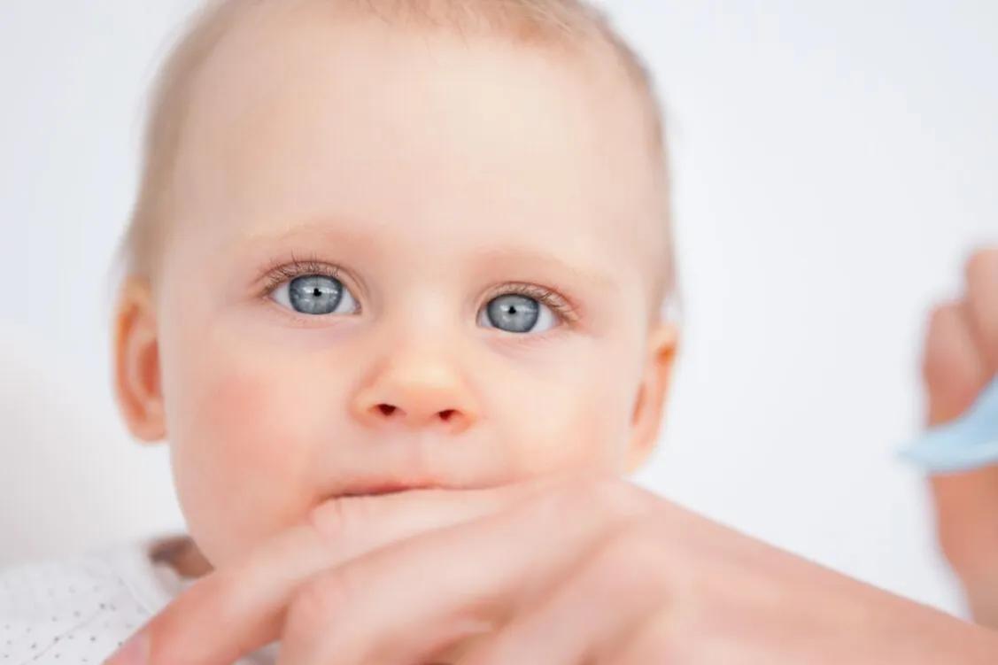 宝宝超级喜欢舔舌头怎么办,宝宝老是把舌头伸到外面