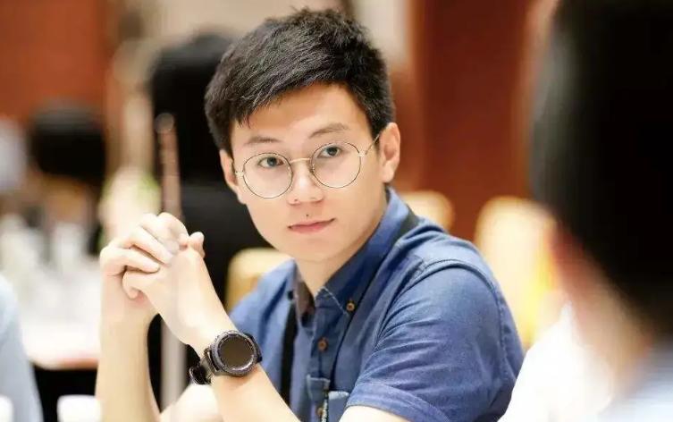 男公务员女富二代合适吗,女公务员与男公务员发展前景