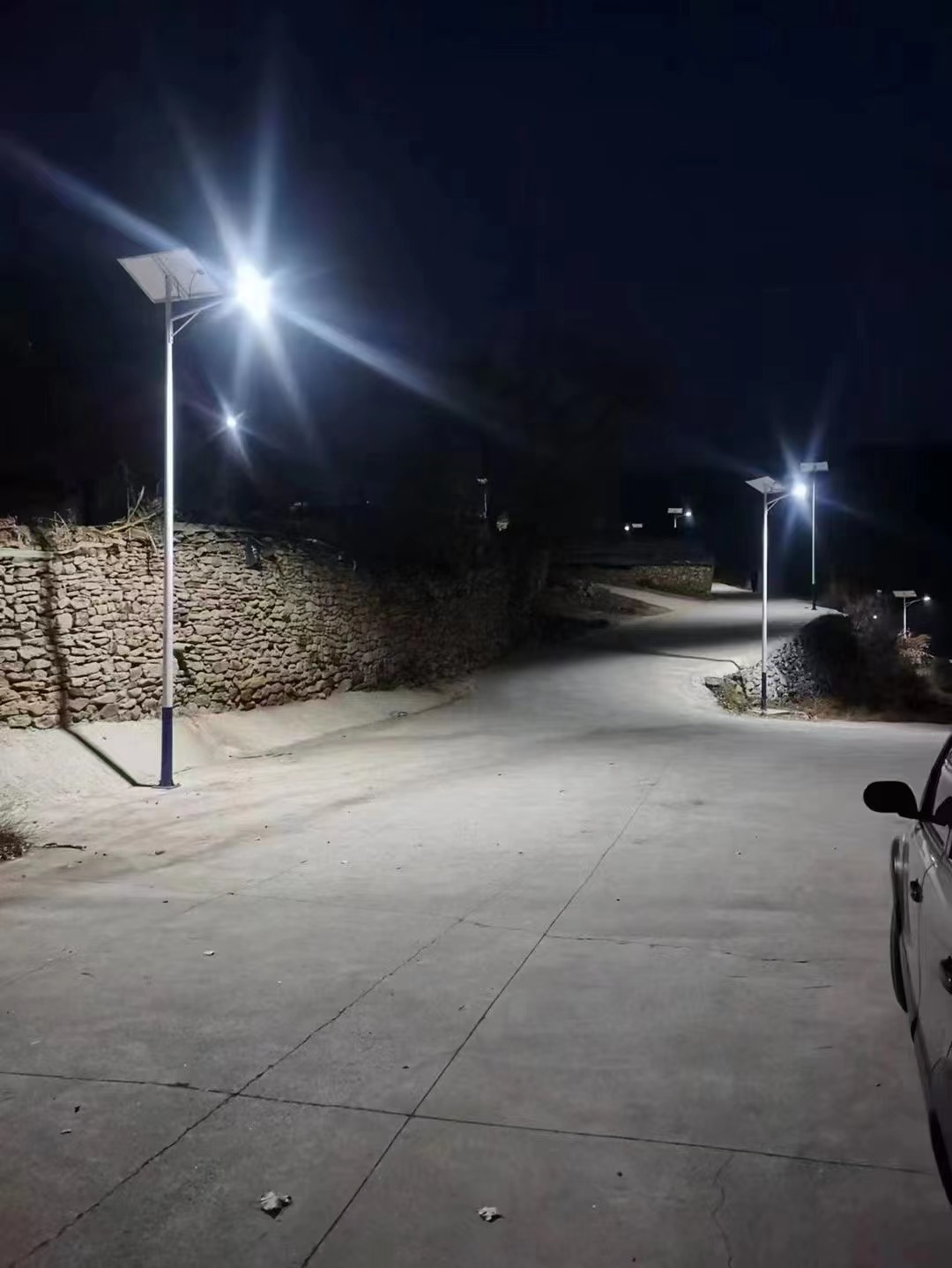 太阳能路灯的安装流程实景图,太阳能路灯的优势有哪些