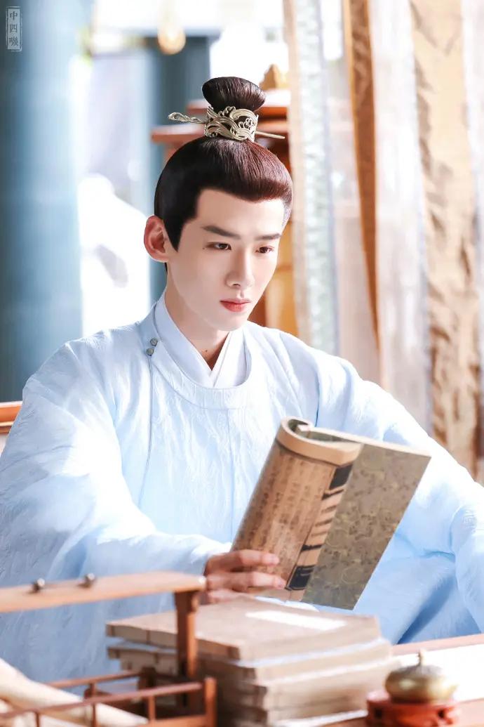 小白发文《卿卿日常》热度破万，细心网友发现一直用自己代言手机