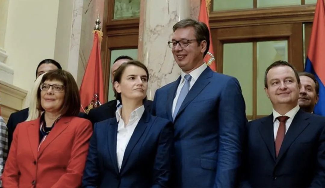 塞尔维亚女总理，比男人还帅气，和同性太太秀恩爱，靠试管生儿子