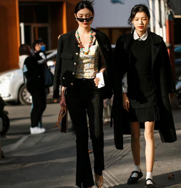 被深圳女子穿搭惊艳到了,最潮的牛仔裤阔腿裤女生