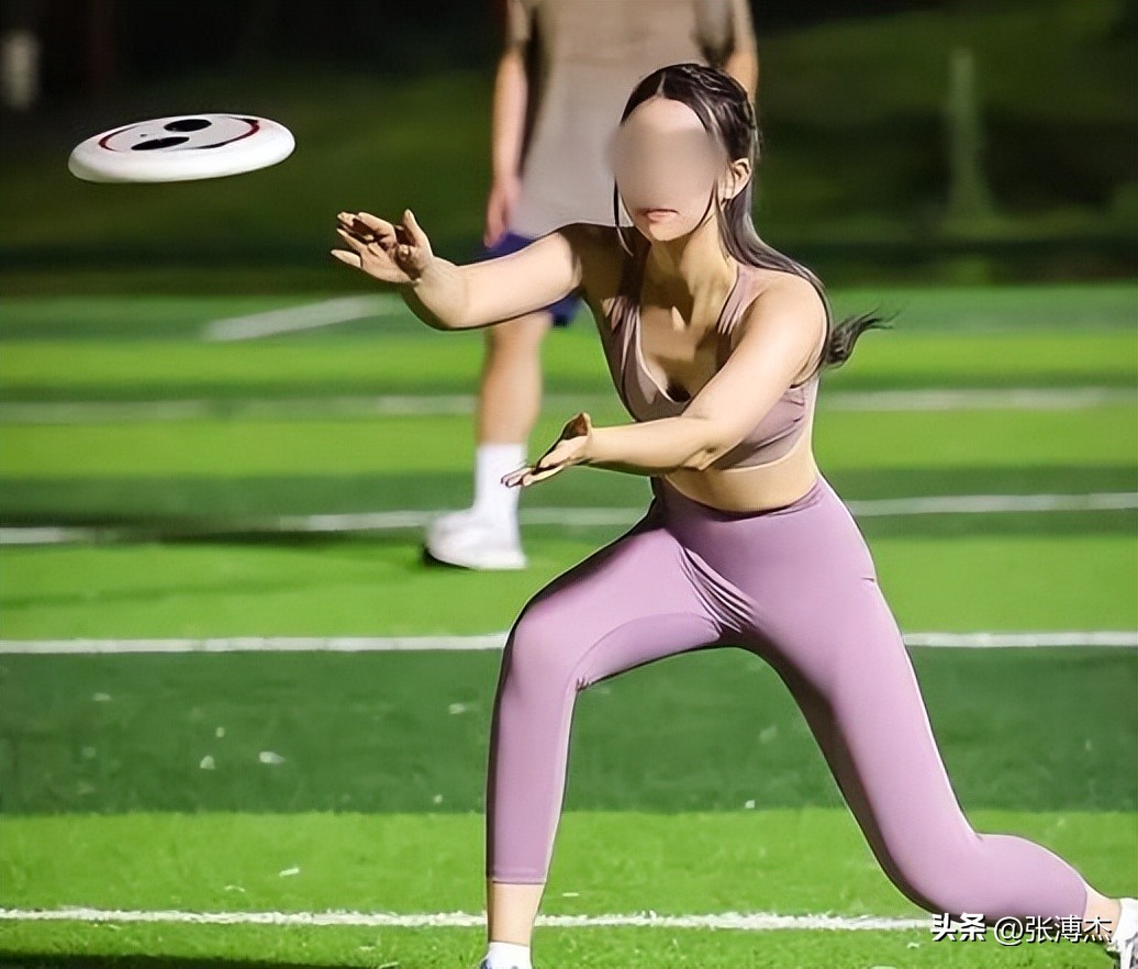 瑜伽裤蜜桃臀，各种搔首弄姿，曾火遍一时的飞盘媛，为何不见了