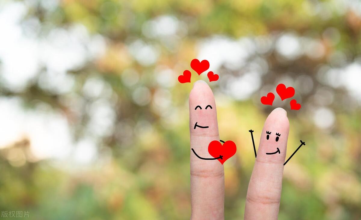 一个女人真心爱你还是假装,女人是不是假装爱你有什么表现