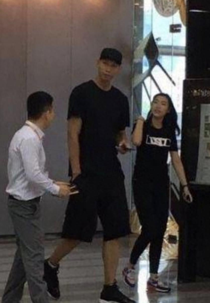 易建联成人生赢家娶巴西宝贝,易建联身价上亿迎娶巴西宝贝