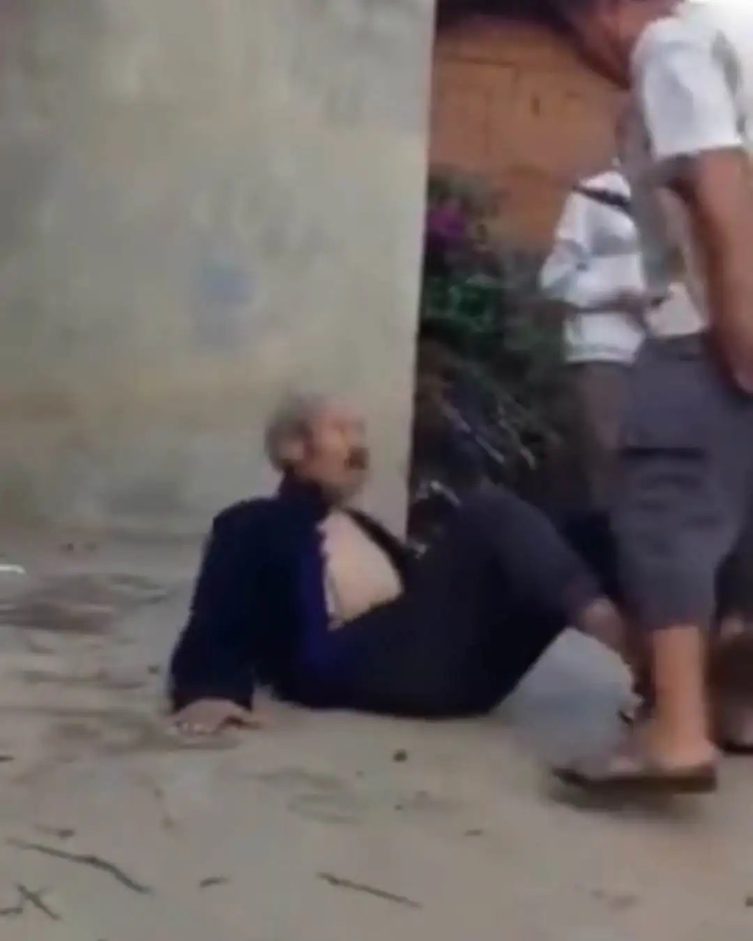 四川一女子遭公公强奸六年，丈夫问：为何一次不反抗一次不报警!