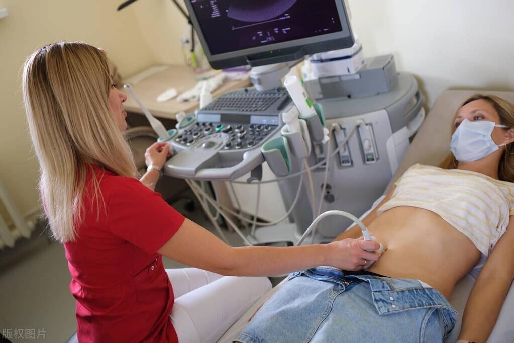 女孩子宫畸形有两个宫腔，多次拒绝治疗，结果怀孕