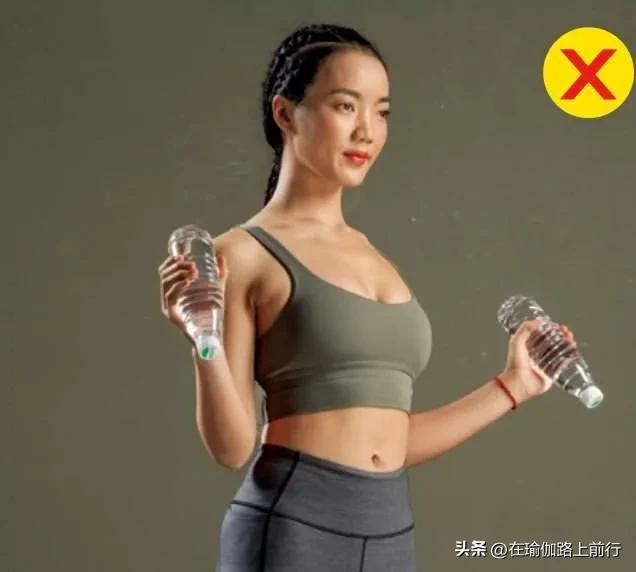 美肩美背训练教程视频,8字拉力器美背开肩训练