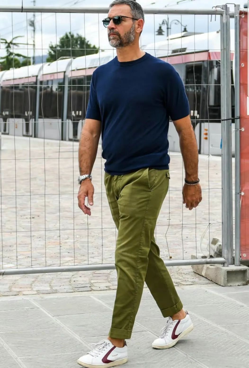 蓝色男士t恤搭配什么颜色裤子,男士蓝色t恤穿什么颜色裤子好看