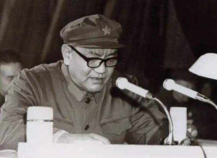 1973年，尤太忠给老政委*小平邓**送烟，*小平邓**拿到烟说了什么？