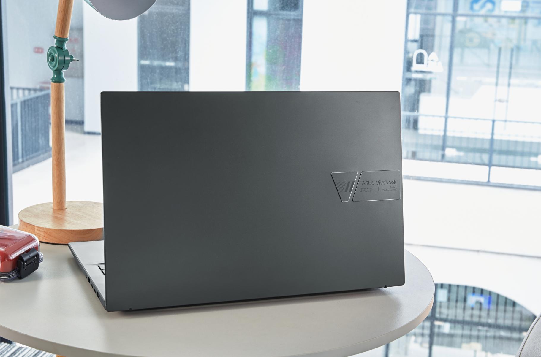 华硕无双oled屏幕和普通屏对比,2k屏幕和lcd哪个好