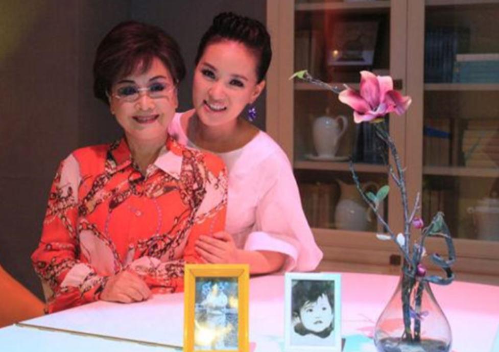 73岁李谷一全家近照曝光,73岁的李谷一全家近照曝光